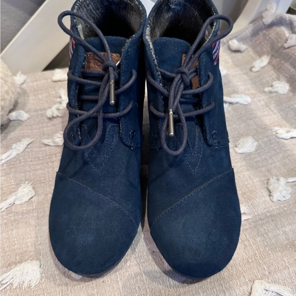 Super cute suede Toms wedges! - Picture 4 of 7